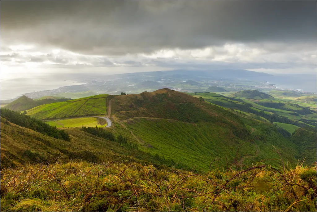 Paisaje volcánico costero de las Azores