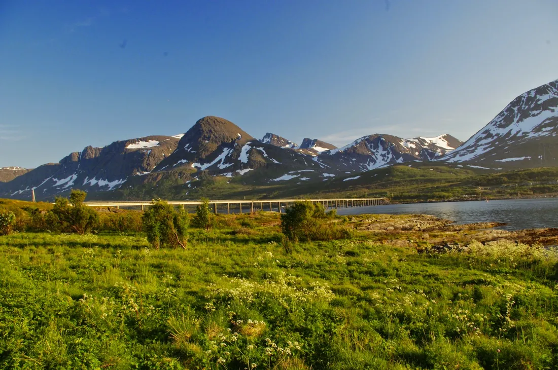 Fiordo ártico cerca de Skjervøy, norte de Noruega